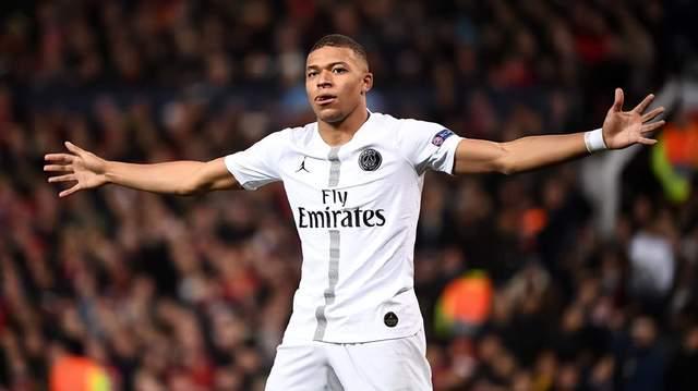 门将扑出关键点球，球迷热议（门将神扑化解点球，球迷掀起热议）