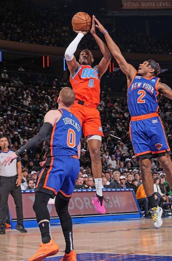 篮球场上的争议瞬间——沈梓捷补防犯规引发的讨论（球场风波：沈梓捷补防犯规为何掀起热议）