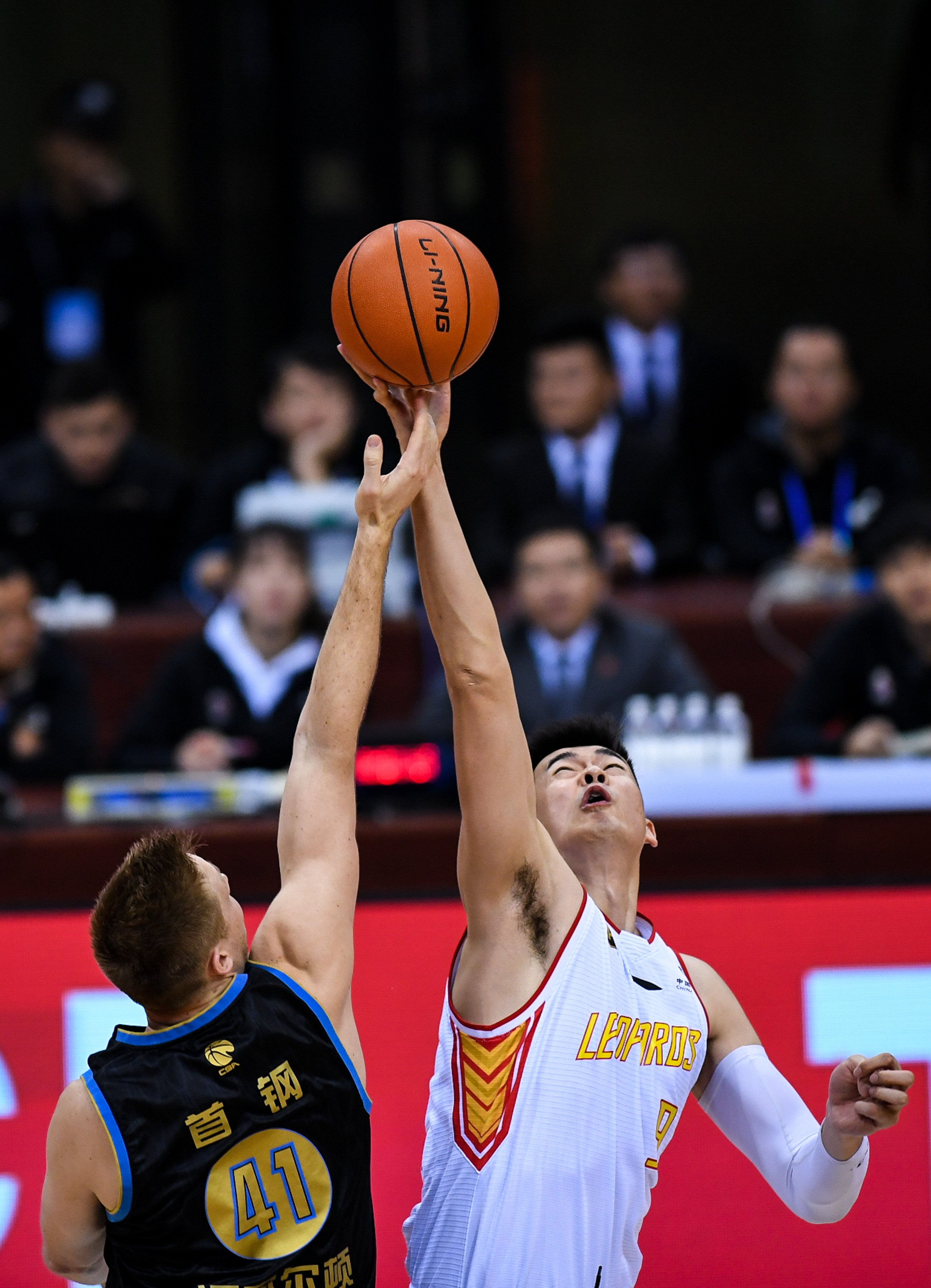 图片报：努贝尔能否留在斯图加特和他是否会大降薪有很大关系（图片报：努贝尔能否留在斯图加特取决于是否愿意大幅降薪）