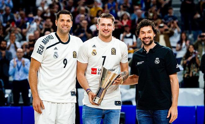 2-1，打爆日本张本智和，状态低迷连续丢分，邱党给对手上课（2-1，邱党技高一筹力克张本智和，对手状态起伏连丢分）