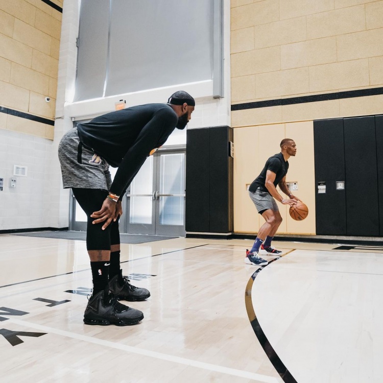 火记：若非争议判罚和崩盘本能多赢3场 现在就对火箭下定论太早（火记：若不是争议吹罚与末节崩盘，火箭应再多拿三胜；现在定论仍偏早）