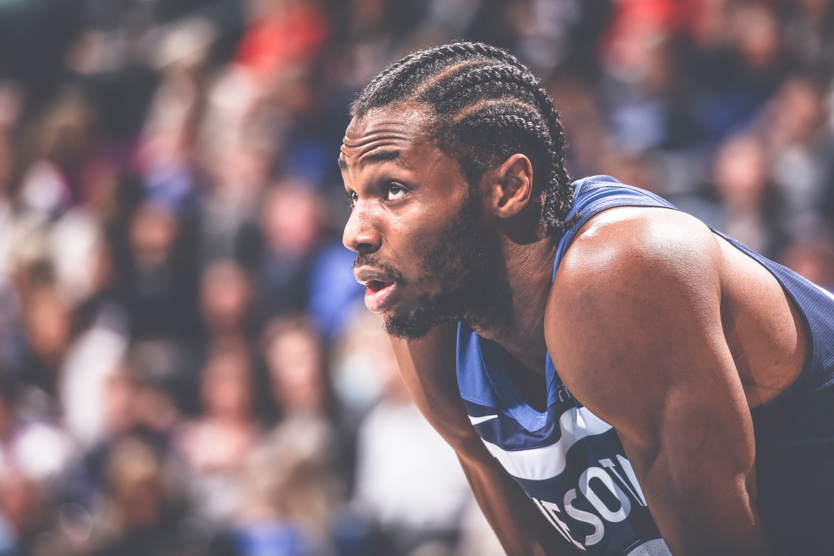 米切尔·罗宾逊替补登场，展现惊人篮板能力（米切尔·罗宾逊替补出战，篮板统治力尽显）