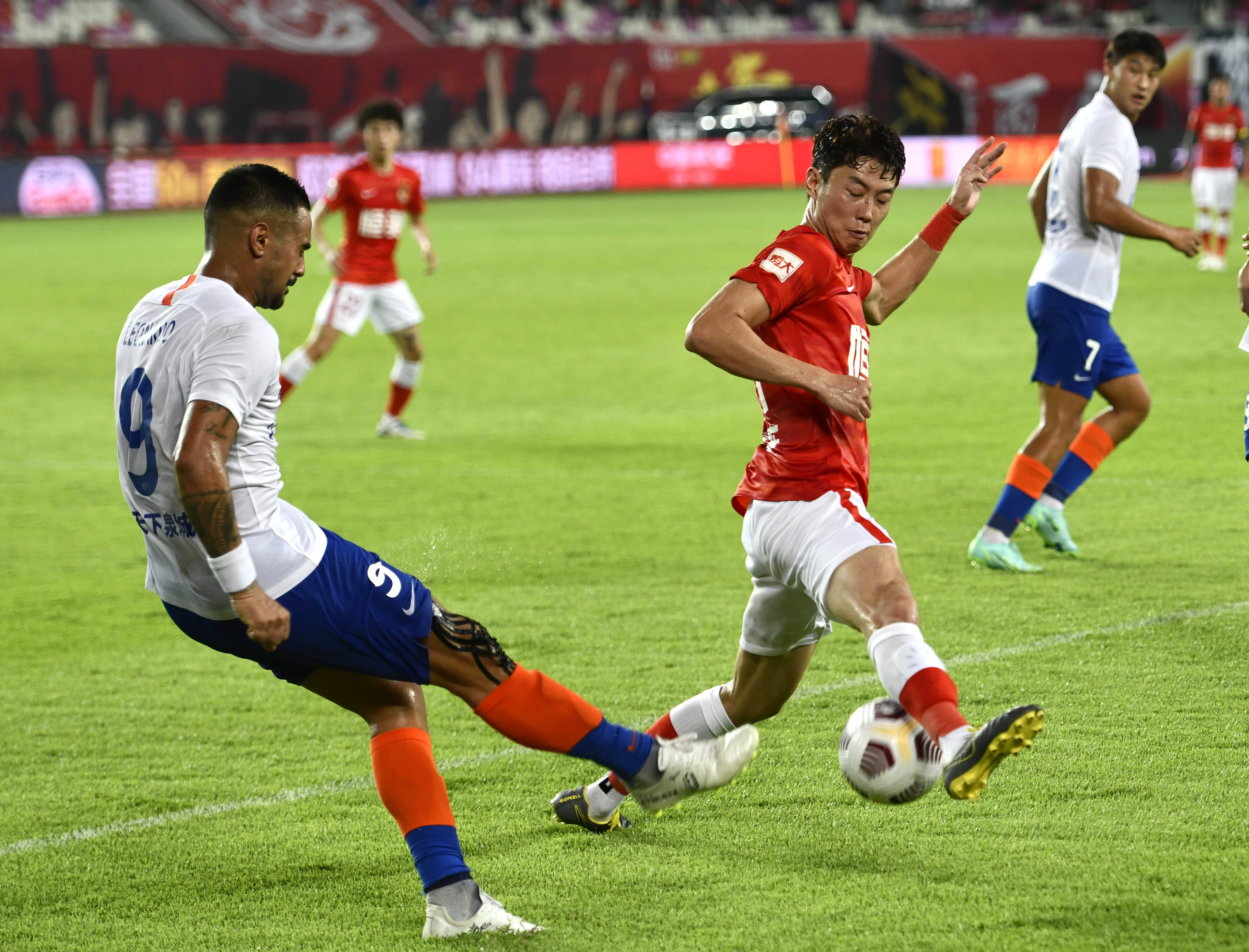 都体：弗拉霍维奇可能缺席尤文20场比赛，包括多场关键战役（都体：弗拉霍维奇恐无缘尤文20战，多场关键对决受影响）