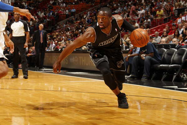 西甲前瞻：巴萨盼取胜继续争夺榜首，阿拉维斯能否制造麻烦？（西甲前瞻：巴萨剑指三分紧咬榜首，阿拉维斯能否搅局？）