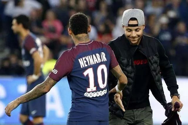 陈威神勇扑救助上海海港避免惨败（陈威连番神扑力挽狂澜，上海海港逃过大败）